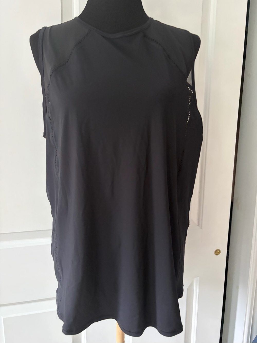 lululemon athletica Black Sleeveless Performance Tank 10 - Picture 1 of 5